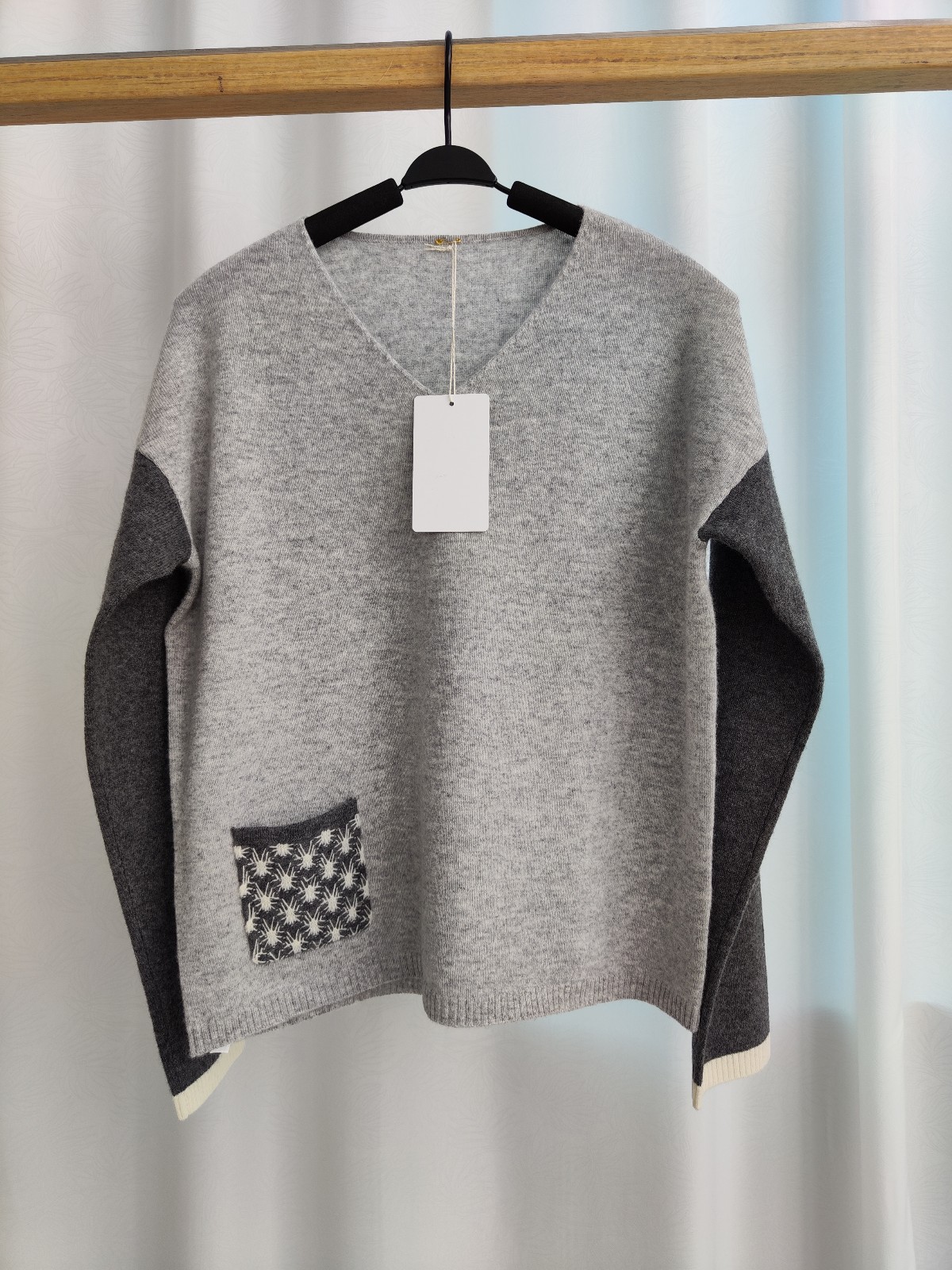 V-neck pullover