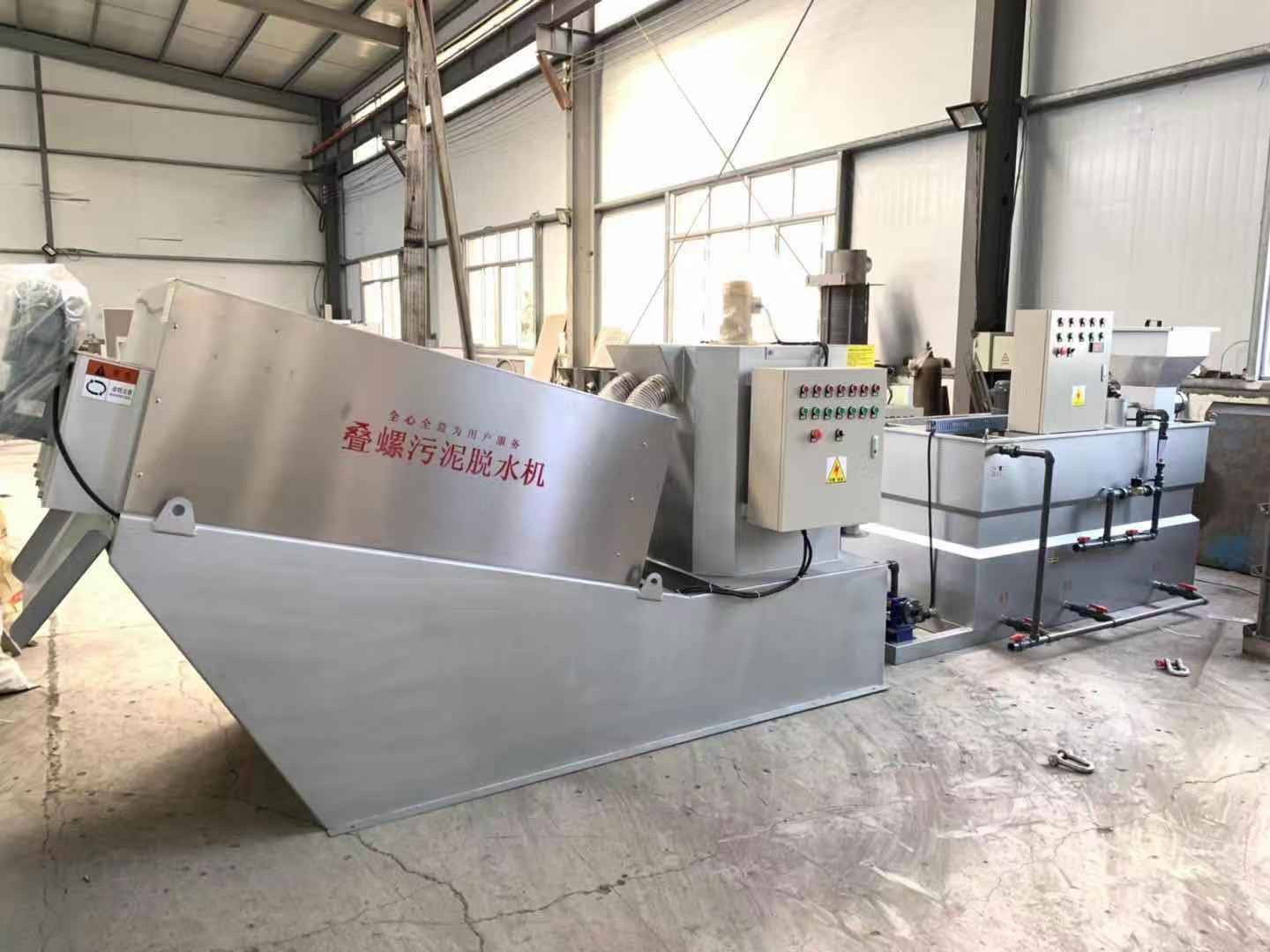 Stacked screw sludge dewatering machine