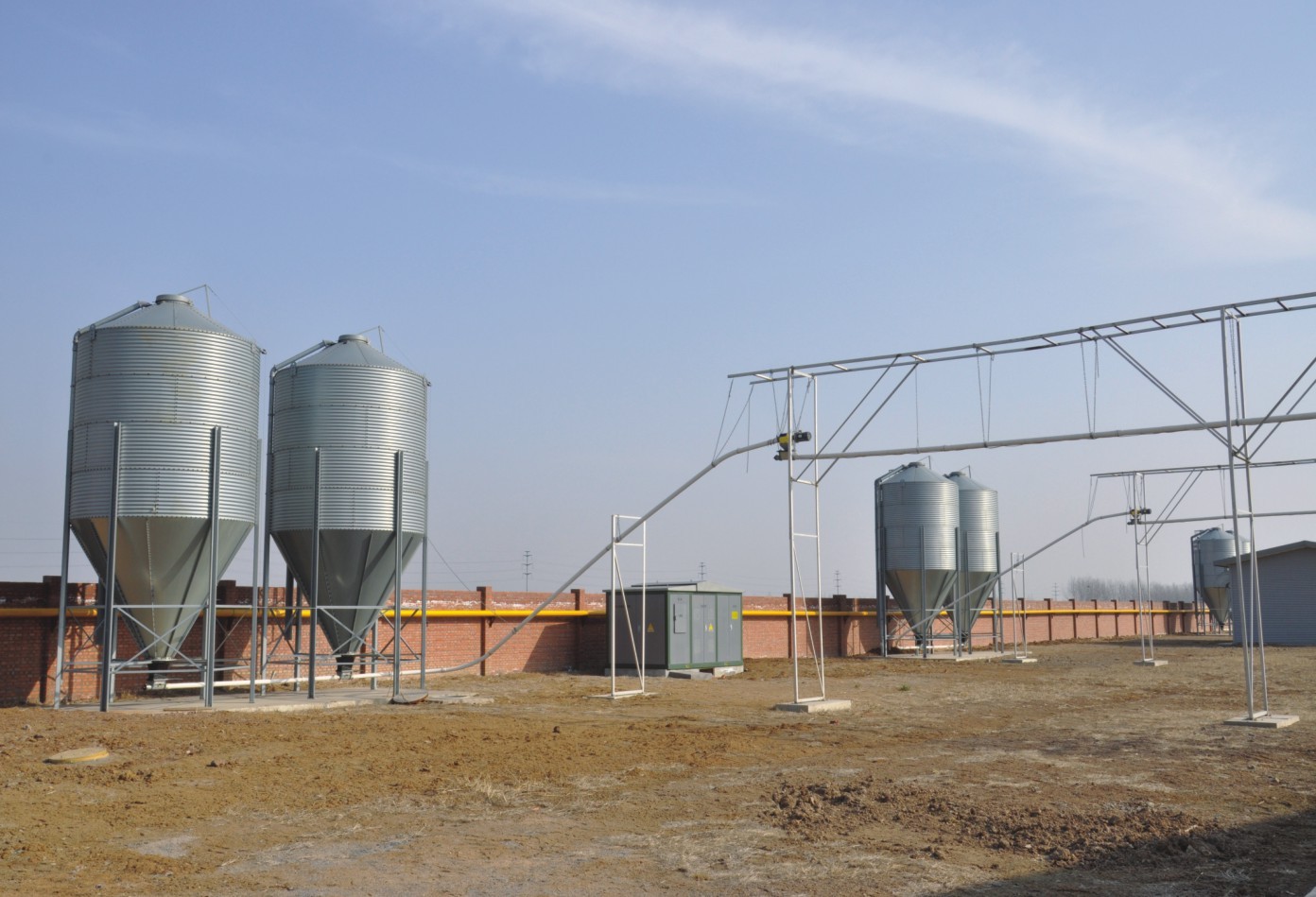 Feed silo and feed conveying